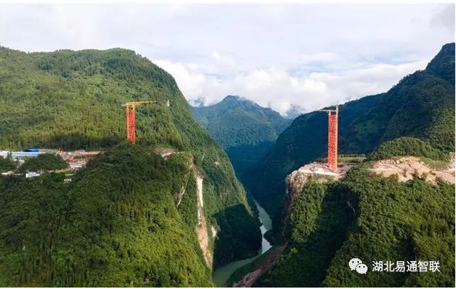 鶴峰溇水河上，峽谷中橋上建“橋”，配合完成宜來高速高難度架橋建設(shè)！